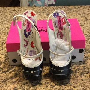 Betsy Johnson pumps black